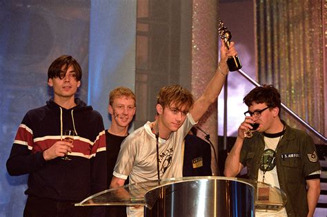 Blur and Oasis do battle for number one spot: from the archive, 17 .